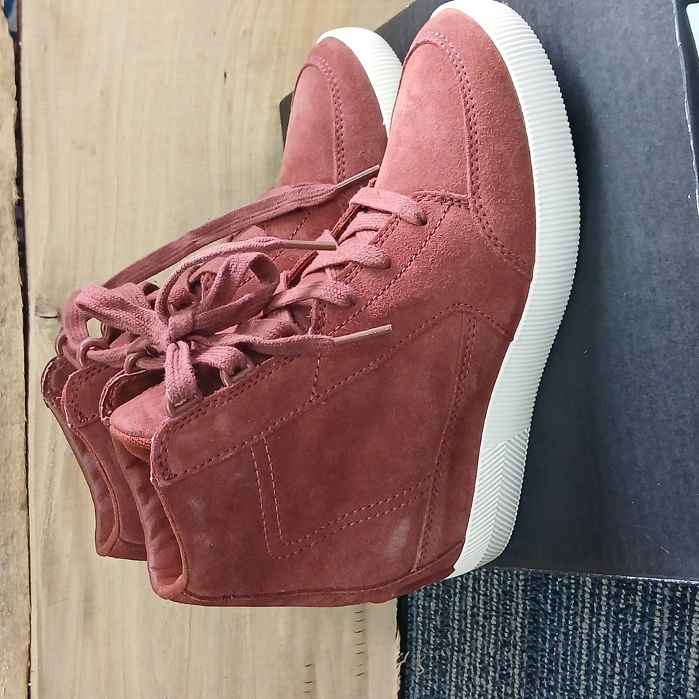 Sorel NWT Burgandy Out N About Slip on Wedge shoes 6 Waterproof - Picture 3 of 8